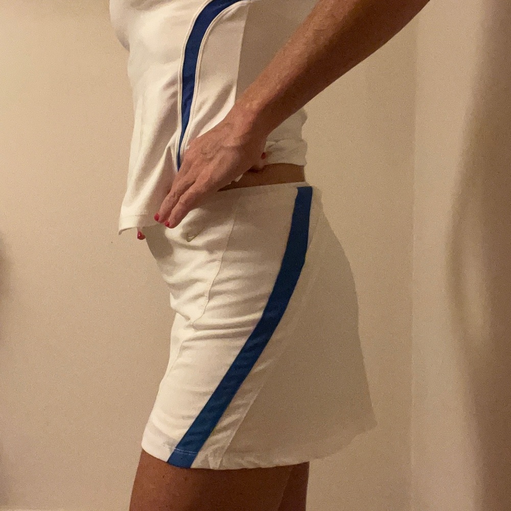 Nike tennis skirt XS 0-2. White w/ Blue trim. Perfect condition. Fun and Flirty